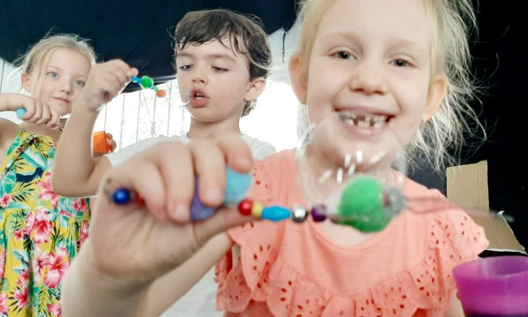 Niños y pompas de jabón