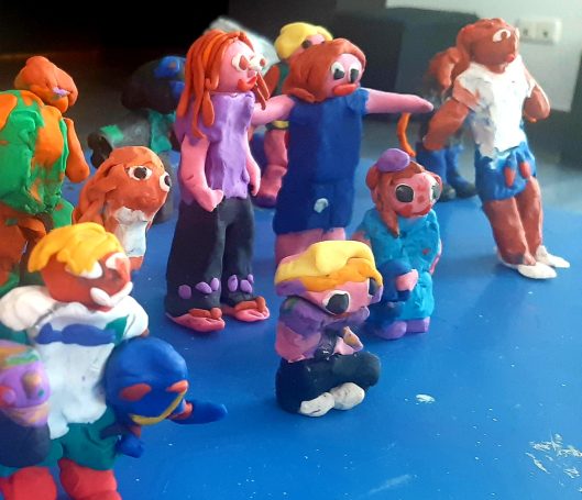 Representación del grupo en plastilina