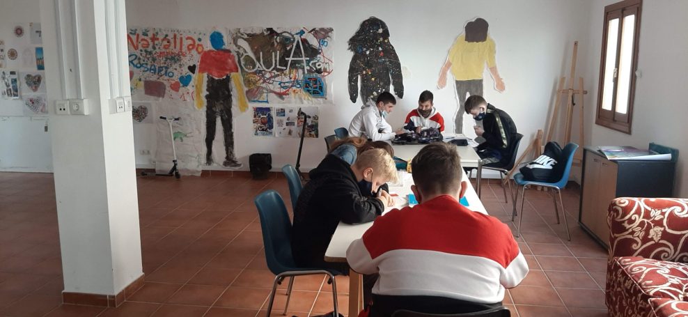 Las tareas escolares se alternan con las actividades creativas y artísticas